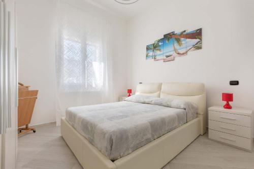 1 dormitorio blanco con 1 cama y vestidor en Villetta Adriatico Blu by BarbarHouse, en San Cataldo