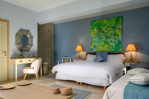 ein Schlafzimmer mit 2 Betten und einem Wandgemälde in der Unterkunft Luxury Villa Mansion with Extraordinary Sea Views! in Foiníki
