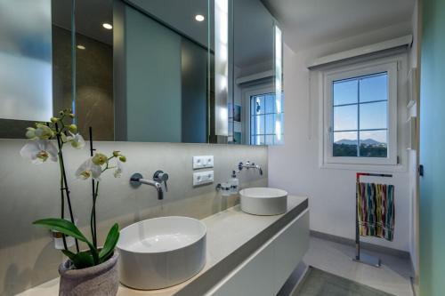 ein Badezimmer mit zwei Waschbecken und einem großen Spiegel in der Unterkunft Luxury Villa Mansion with Extraordinary Sea Views! in Foiníki