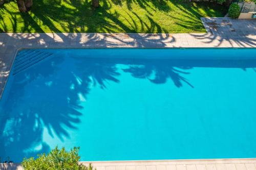 - la fermeture d'une piscine bleue dans l'établissement Appartement Clemenceau avec piscine - Welkeys, à Vallauris