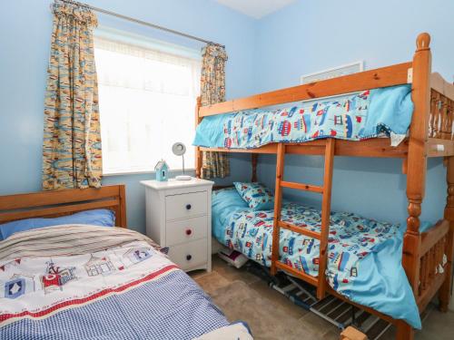 a bedroom with two bunk beds and a bed at En-Casa in Norwich