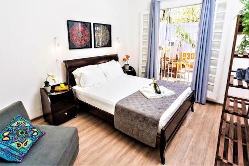 um quarto com uma cama, uma cadeira e uma janela em Linda casa na Lapa 4 Quartos, Piscina, Churrasqueira e Jardim em São Paulo