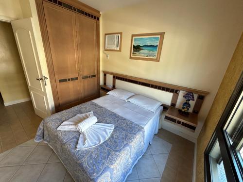 Cama o camas de una habitación en Golfinhos Apart Hotel