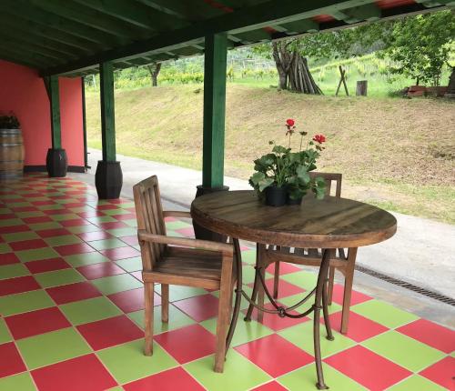 ein Tisch und zwei Stühle und ein Tisch mit Blumen drauf in der Unterkunft Basarte Cottage in Bakio
