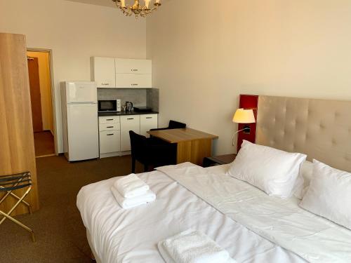 1 Schlafzimmer mit einem weißen Bett und einer Küche in der Unterkunft Holiday home Prague in Prag