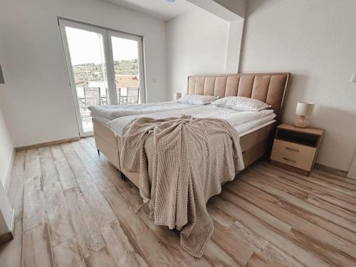 um quarto com uma cama com um cobertor em Apartment ”Sand” on island Šolta em Nečujam