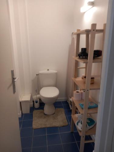 uma pequena casa de banho com um WC e uma escada em Le Léon em Honfleur
