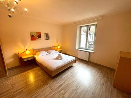 une chambre avec un lit et une fenêtre dans l'établissement Spacious apartment in the heart of the center, à Riquewihr