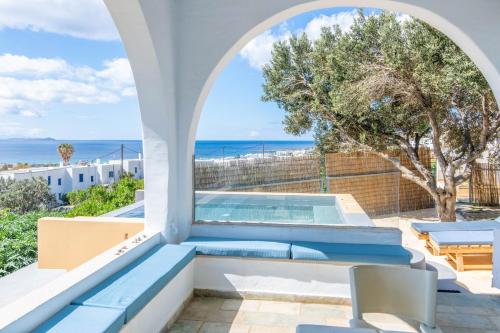 Bazén v ubytování Villa with View of Agios Ioannis and Pool with Jacuzzi nebo v jeho okolí