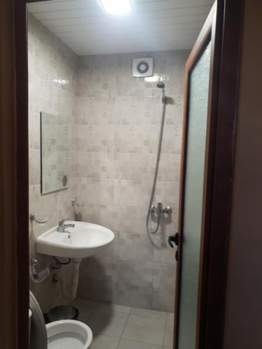 Un baño con ducha, lavabo e inodoro. en Holiday Home Maarata, en Krushuna