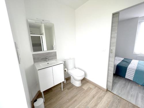 Le Gond-Pontouvreにある180A - Duplex T2 Tout Confort du Gond - 45 m2のバスルーム(洗面台、トイレ付)、ベッド1台が備わります。