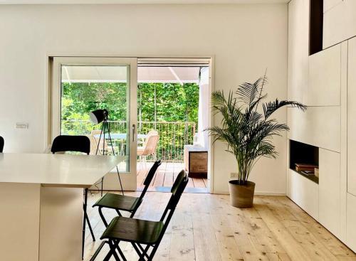 een woonkamer met een tafel en stoelen en een plant bij STUDIO 14 - due biciclette incluse in Treviso