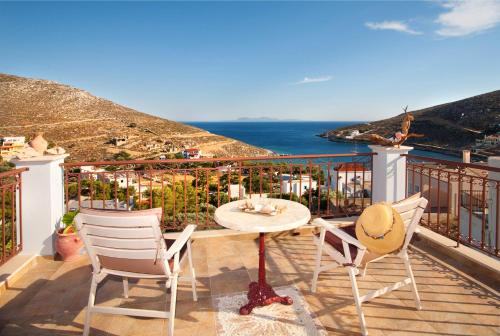 卡林諾斯的住宿－3 bedrooms house at Kalymnos 350 m away from the beach with sea view enclosed garden and wifi，一个带桌椅的海景阳台