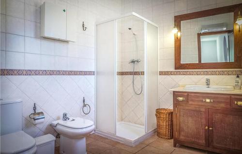 y baño con ducha, aseo y lavamanos. en 5 bedrooms villa with private pool furnished terrace and wifi at Priego de Cordoba en Priego de Córdoba