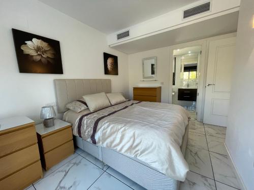 ein Schlafzimmer mit einem Bett in einem Zimmer in der Unterkunft Corvera Hills, Corvera Golf and country club in Corvera