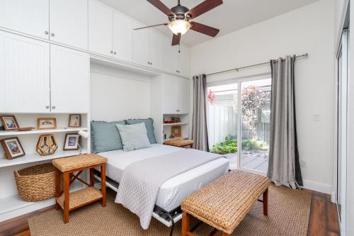 um quarto com uma cama e uma janela em Sunset Villa - Walk To Koolina Beaches - Sleeps 8 em Kapolei