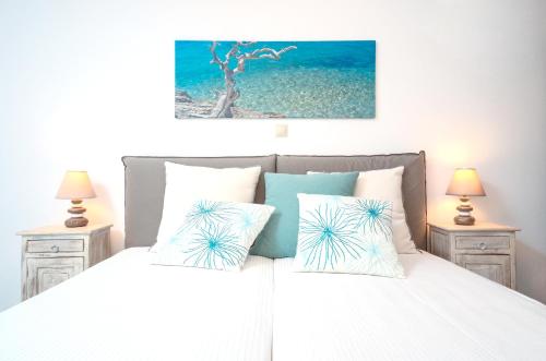 Postel nebo postele na pokoji v ubytování Welcoming Villa in Naxos with Sea and Mountain Views