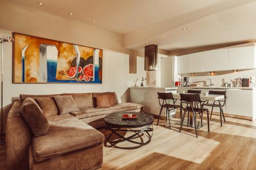 een woonkamer met een bank en een keuken bij Suitas in Athene