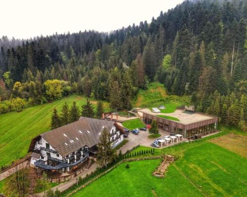 eine Luftansicht eines großen Hauses auf einem Feld in der Unterkunft Hotel Ieremia Movila in Suceviţa