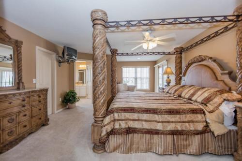 een grote slaapkamer met een groot bed en een dressoir bij Oasis Villa - Heated Pool And Spa Near Disney in Davenport