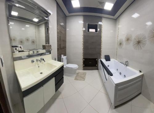 La salle de bains est pourvue d'un lavabo, d'une baignoire et de toilettes. dans l'établissement Green Garden Shuvelan, à Baku