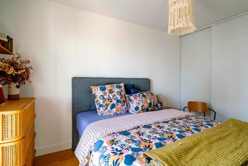 1 dormitorio con 1 cama con edredón azul en Stunning private room to visit Paris en París