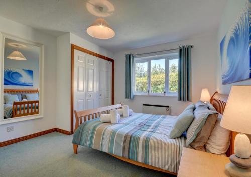 um quarto com uma cama e uma janela em Sundowner em Croyde