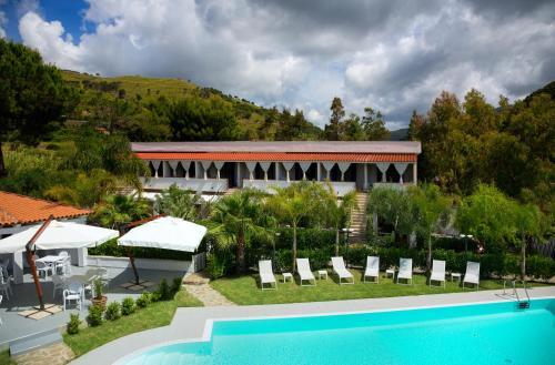 Bazén v ubytování Baia Marticana Residence Hotel nebo v jeho okolí