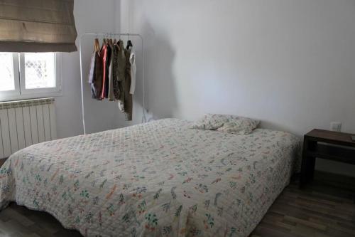- une chambre avec un lit et une couette dans l'établissement Can Jiz, à Figueres