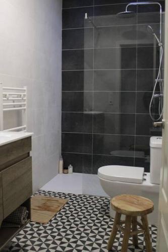 La salle de bains est pourvue de toilettes, d'une douche et d'un tabouret. dans l'établissement Can Jiz, à Figueres