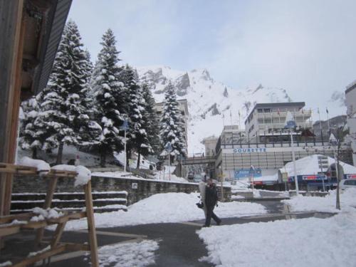 オー・ボンヌにあるAppartement d'une chambre avec balcon amenage a Eaux Bonnes a 9 km des pistesの雪の中を歩く男