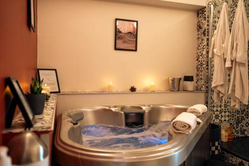 La salle de bains est pourvue d'une baignoire et d'une serviette. dans l'établissement Ignite Love Room, à Nantes