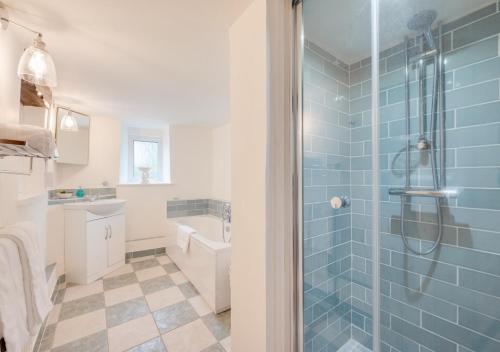 La salle de bains est pourvue d'une douche, de toilettes et d'un lavabo. dans l'établissement Thyme at South Worden, 