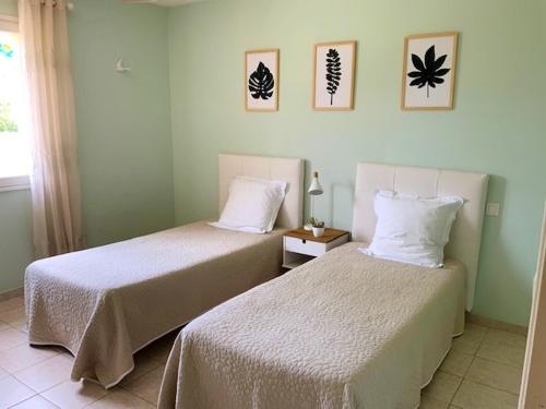 SalviacにあるMaison de 2 chambres avec piscine privee jardin amenage et wifi a Salviacのベッド2台が隣同士に設置された部屋です。