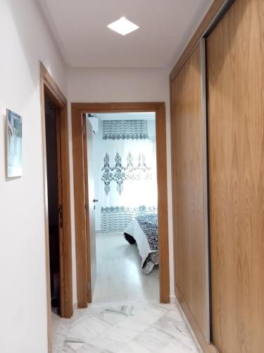 a hallway with a door leading to a bedroom at La perle bleue de Sarah in Kheredine