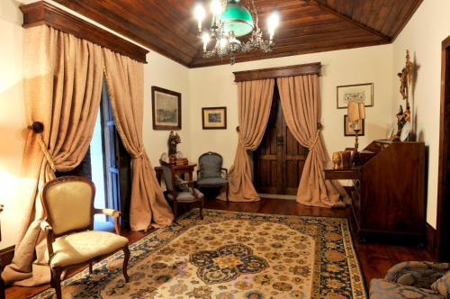 uma sala de estar com uma cadeira e um lustre em 6 bedrooms villa with private pool furnished garden and wifi at Santo Tirso em Santo Tirso