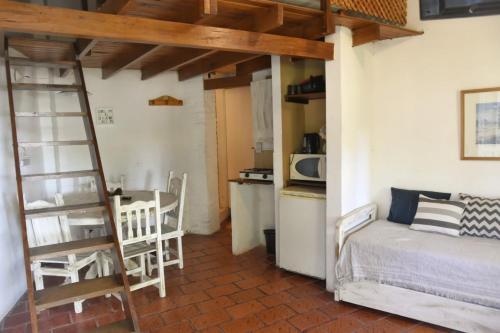 a bedroom with a bed and a table and a kitchen at Puerto Sosiego in Gualeguaychú