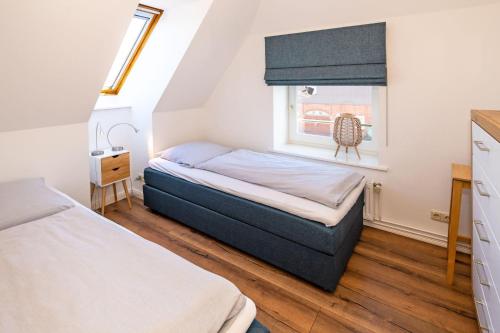 1 dormitorio con 2 camas y ventana en Bauernhaus Wohnung 1, en Bojendorf
