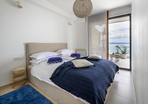 um quarto com uma cama e vista para o oceano em Gallery Luxury Suites & Rooms em Split