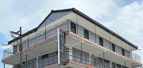 un edificio con un cartel en el costado en Hotel Central Johanna en Tuluá