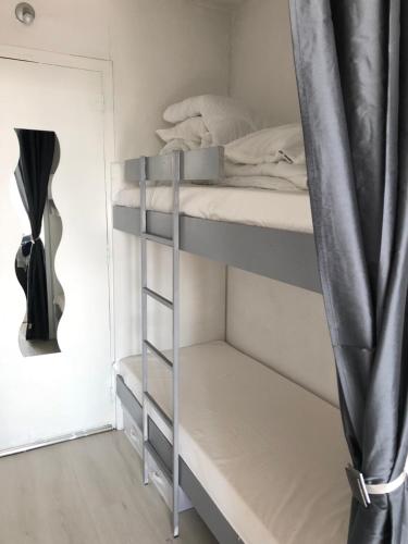 - une chambre avec des lits superposés et une échelle menant à un lit superposé dans l'établissement studio tout équipé place de parking centre port, au Cap d'Agde