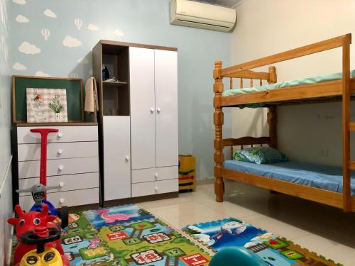 1 dormitorio con 2 literas y alfombra en Casa Bignonia Amplio y confortable Ideal para familias con niños y mascotas, en Ciudad del Este