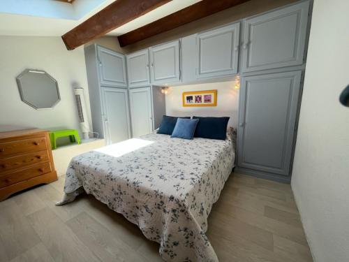 Postel nebo postele na pokoji v ubytování Les Galets de Sanary - Vue mer