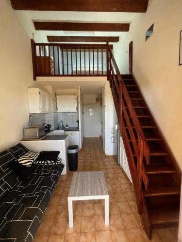 - un salon avec un canapé et un escalier dans l'établissement Les Galets de Sanary - Vue mer, à Sanary-sur-Mer