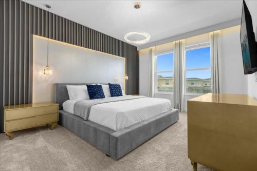 una camera con un grande letto e una televisione di 6 Bedrooms 5 Bathrooms Storey Lake 4370 Rs a Kissimmee