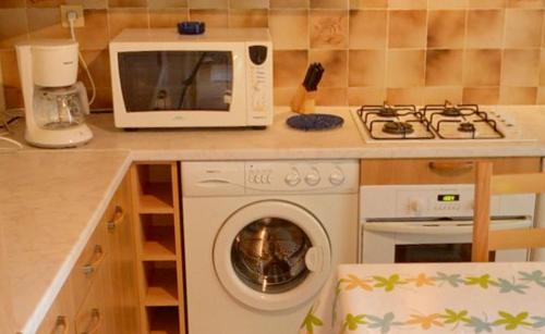 Kuchyň nebo kuchyňský kout v ubytování Appartement avec piscine à Montpezat-de-Quercy 40 m²