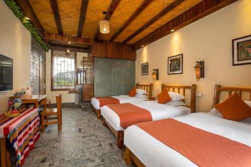 Katil atau katil-katil dalam bilik di Yangshuo River Lodge Hotel - Airport or TS Free pick up over 4 nights