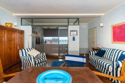 una sala de estar con una mesa y dos sillas en CuccurucuMare- suite apartment, en Castagneto Carducci