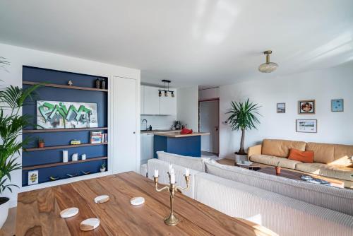 een woonkamer met een bank en een tafel bij Stunning apartment with balcony to visit Paris in Parijs