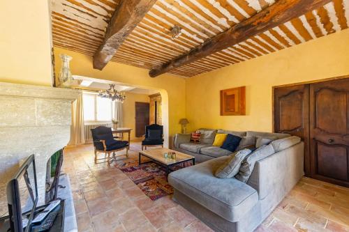 a living room with a couch and a tv at Villa spacieuse avec jardin à Saignon in Saignon